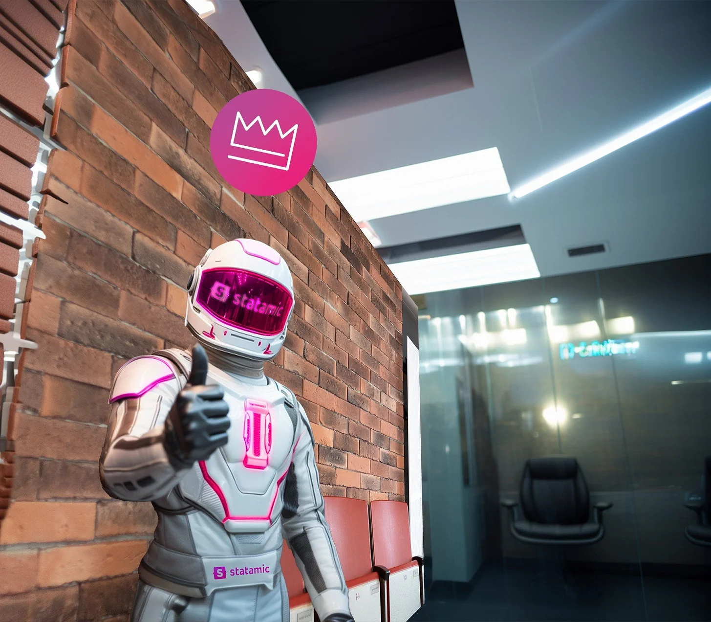 Figur mit Statamic-Helm zeigt den Daumen hoch in einem Büro mit Backsteinwand