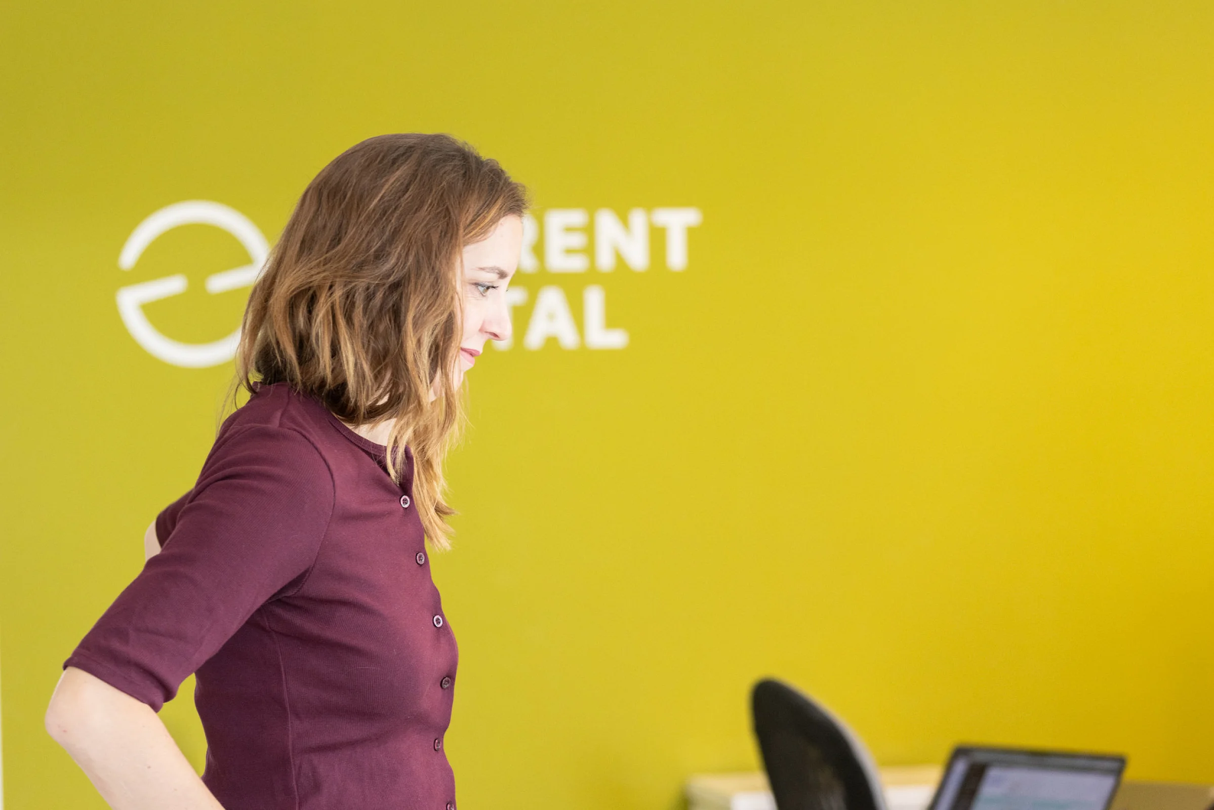 Sandra geht an der grünen diffrent-Wand vorbei