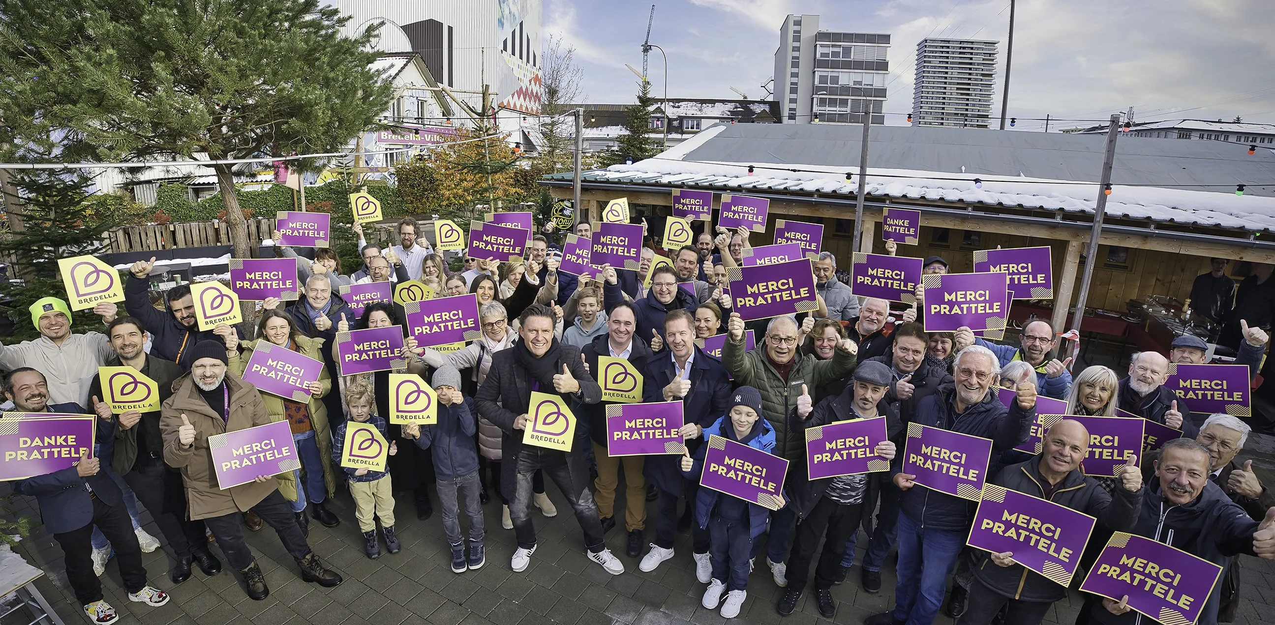 Gruppenbild nach der Abstimmung: rund vierzig Menschen halten Schilder mit «Merci Prattele» und «Danke Prattele» hoch. Foto Marc Gilgen