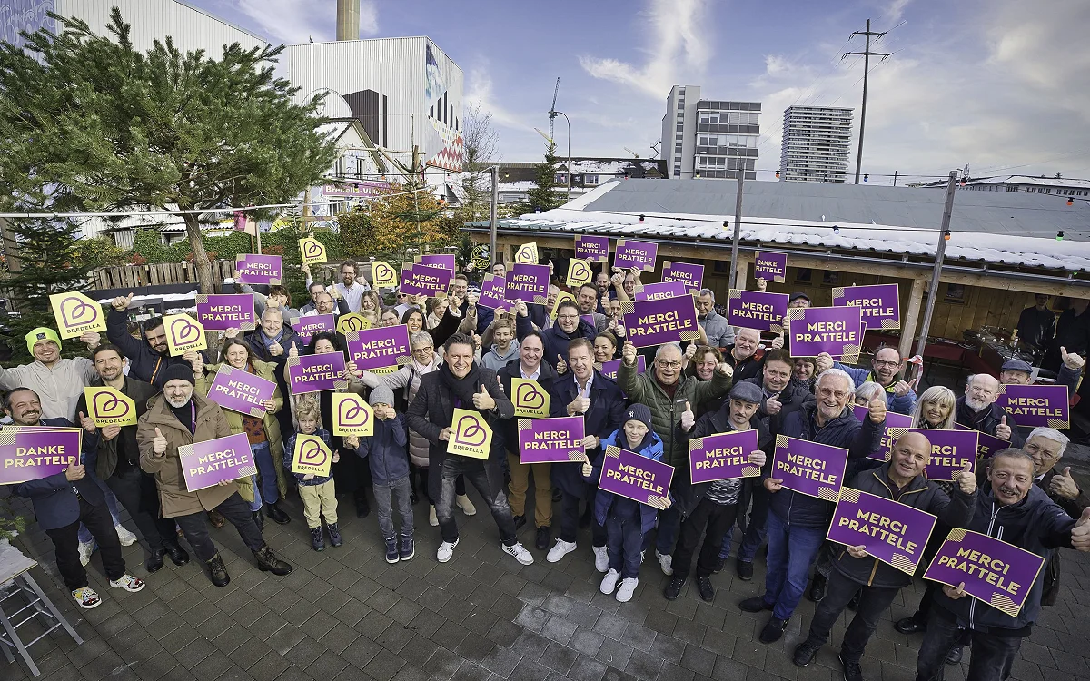 Gruppenbild nach der Abstimmung: rund vierzig Menschen halten Schilder mit «Merci Prattele» und «Danke Prattele» hoch. Foto Marc Gilgen