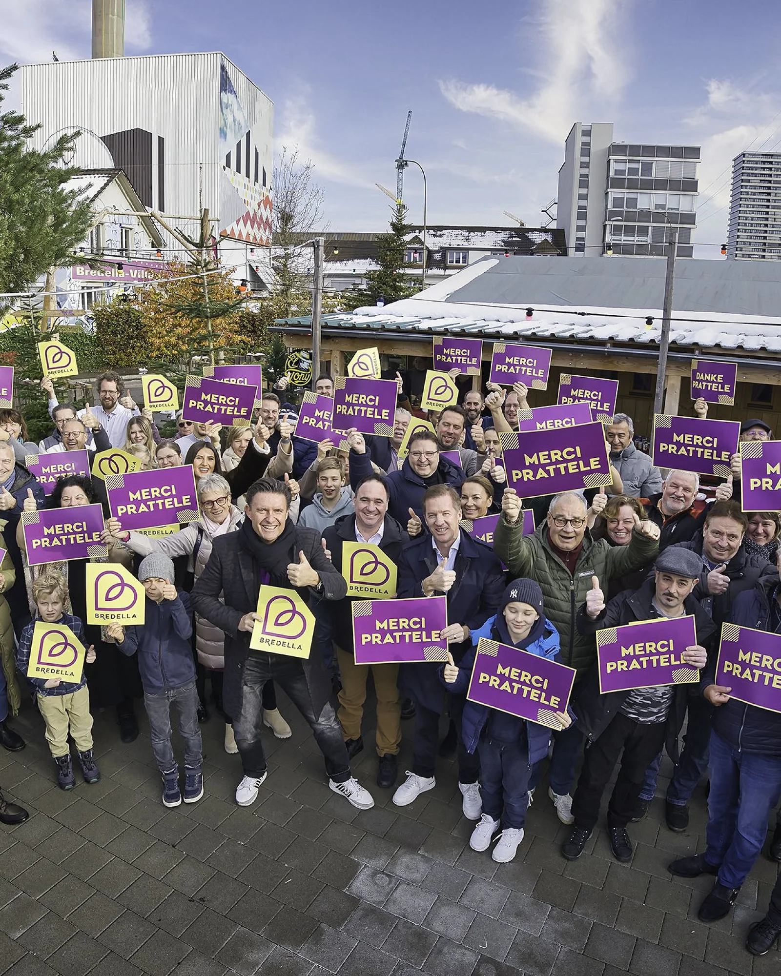 Gruppenbild nach der Abstimmung: rund vierzig Menschen halten Schilder mit «Merci Prattele» und «Danke Prattele» hoch. Foto Marc Gilgen
