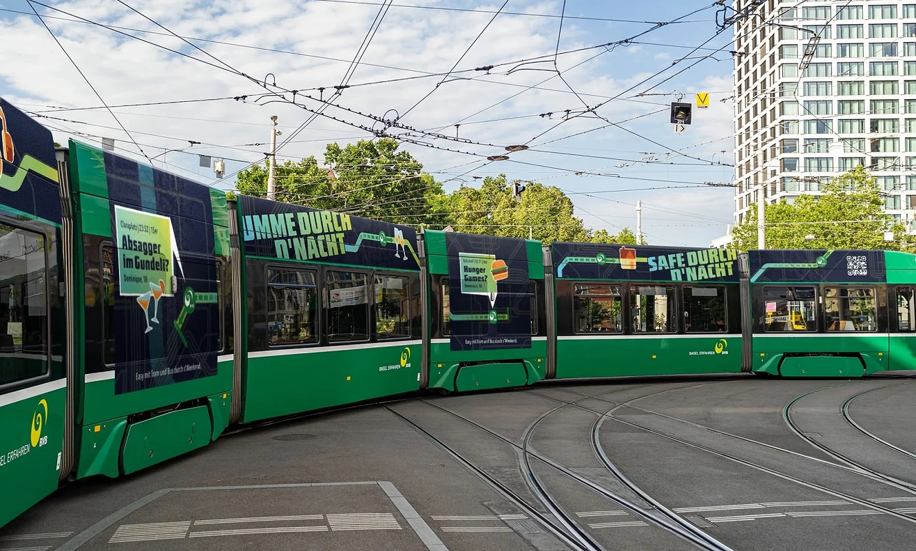 Beklebtes BVB-Tram mit den Kampagnensujets «Gumme durch d’Nacht» und «Safe durch d’Nacht» in der Kurve