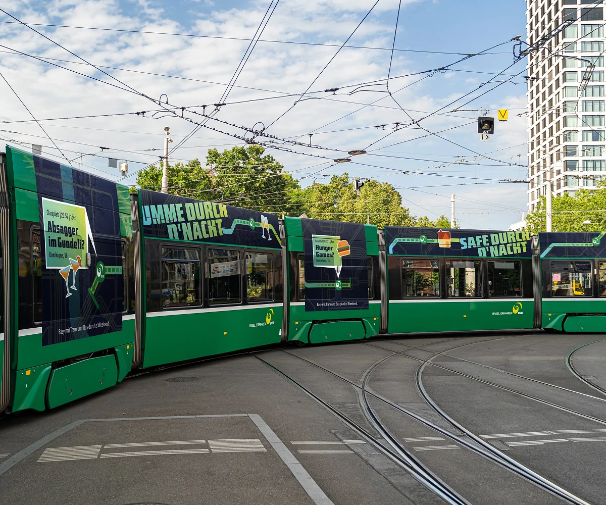 Tram der Basler Verkehrsbetriebe, beschriftet mit der Kampagne «Easy durch d'Nacht»