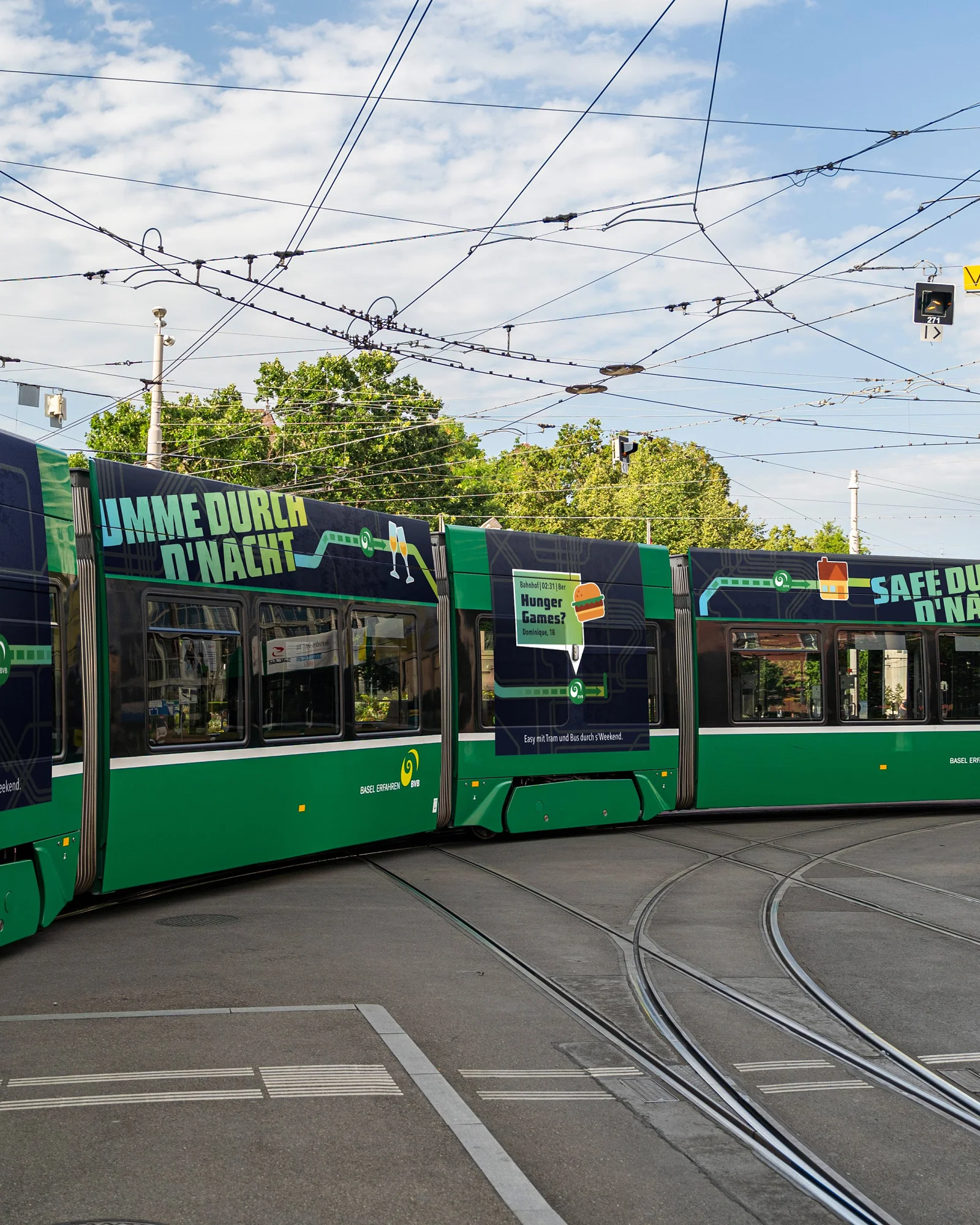 Tram der Basler Verkehrsbetriebe, beschriftet mit der Kampagne «Easy durch d'Nacht»