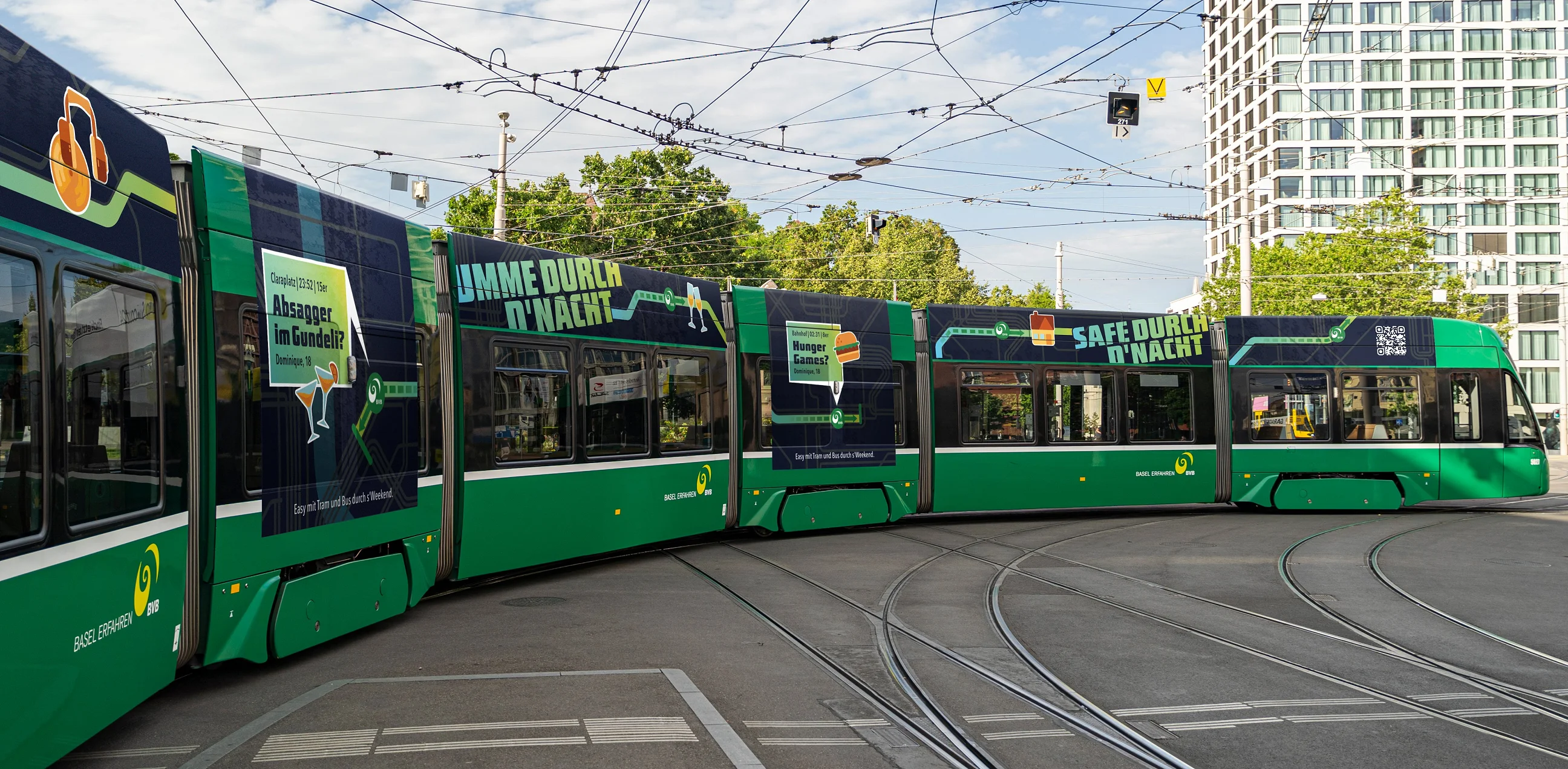 Tram der Basler Verkehrsbetriebe, beschriftet mit der Kampagne «Easy durch d'Nacht»