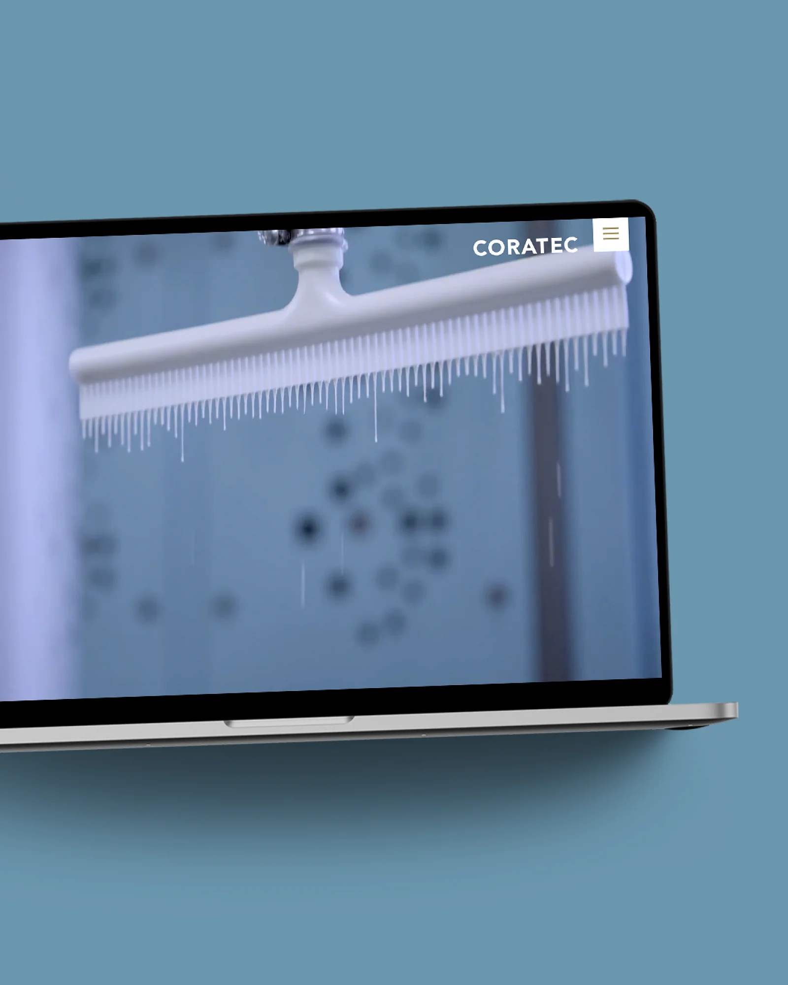Die Coratec-Website im MacBook auf blaugrauer Fläche: Startseite mit einer Sandwichplatte im Tauchbad