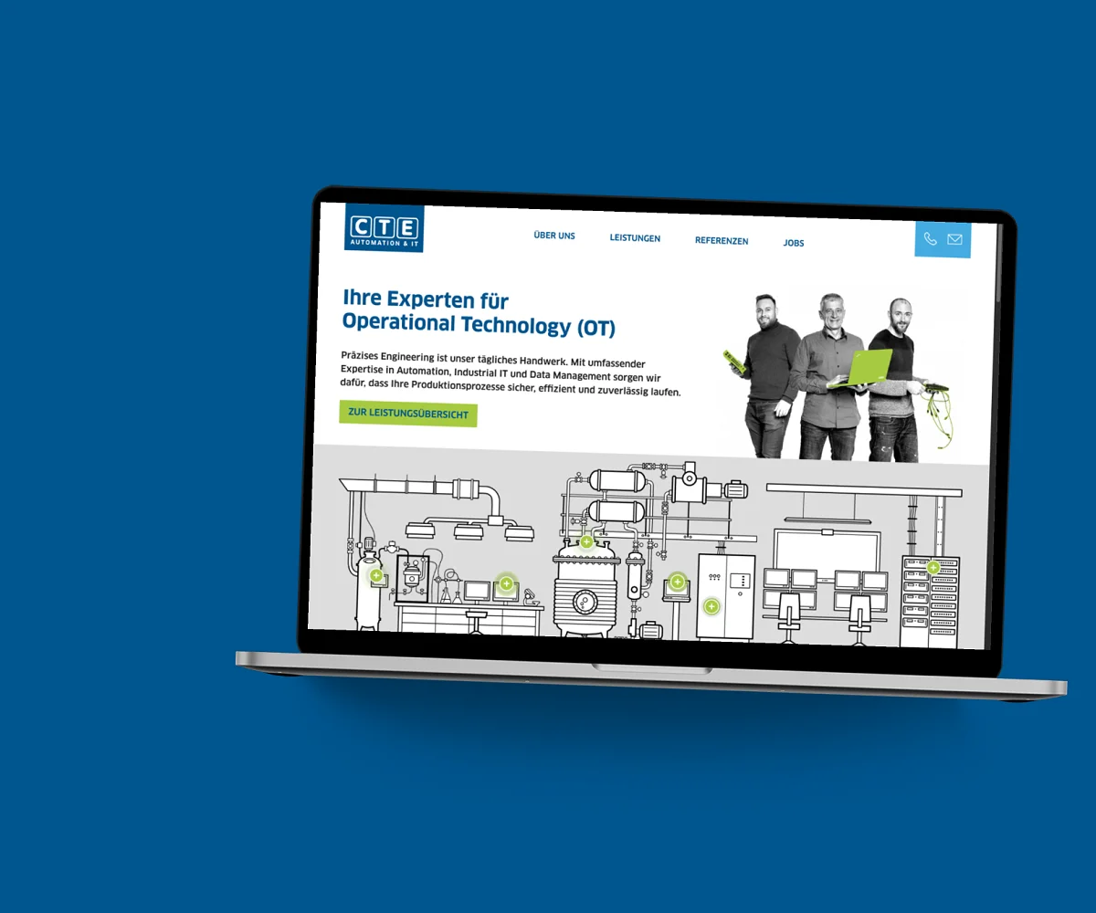 Die CTE-Website im MacBook auf blauer Fläche: Startseite «Ihre Experten für Operational Technology» mit der interaktiven Anlagengrafik