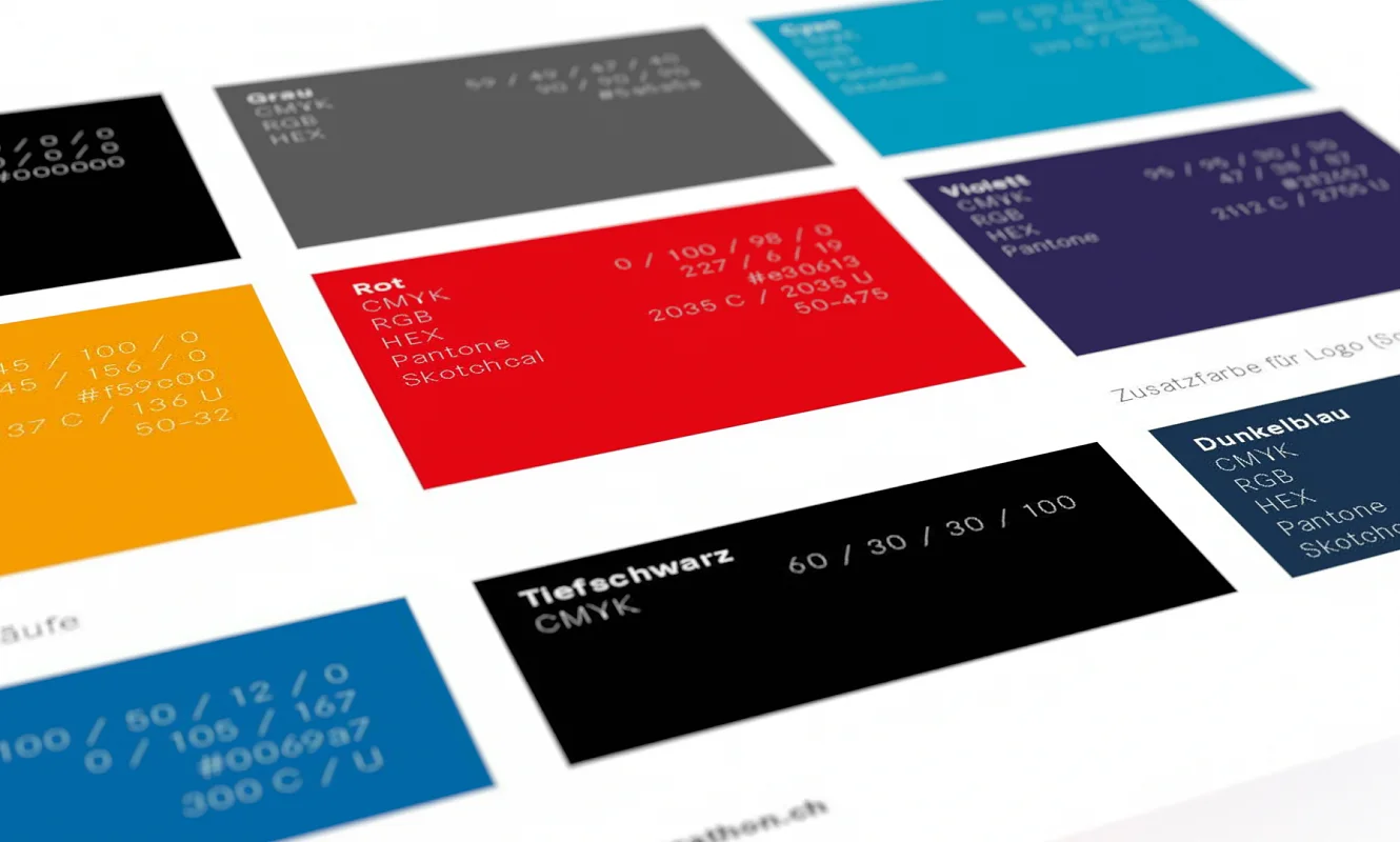 Farbseite des Manuals: Rot, Blau, Gelb, Cyan, Violett, Grau und Tiefschwarz mit CMYK-, RGB- und Pantone-Werten