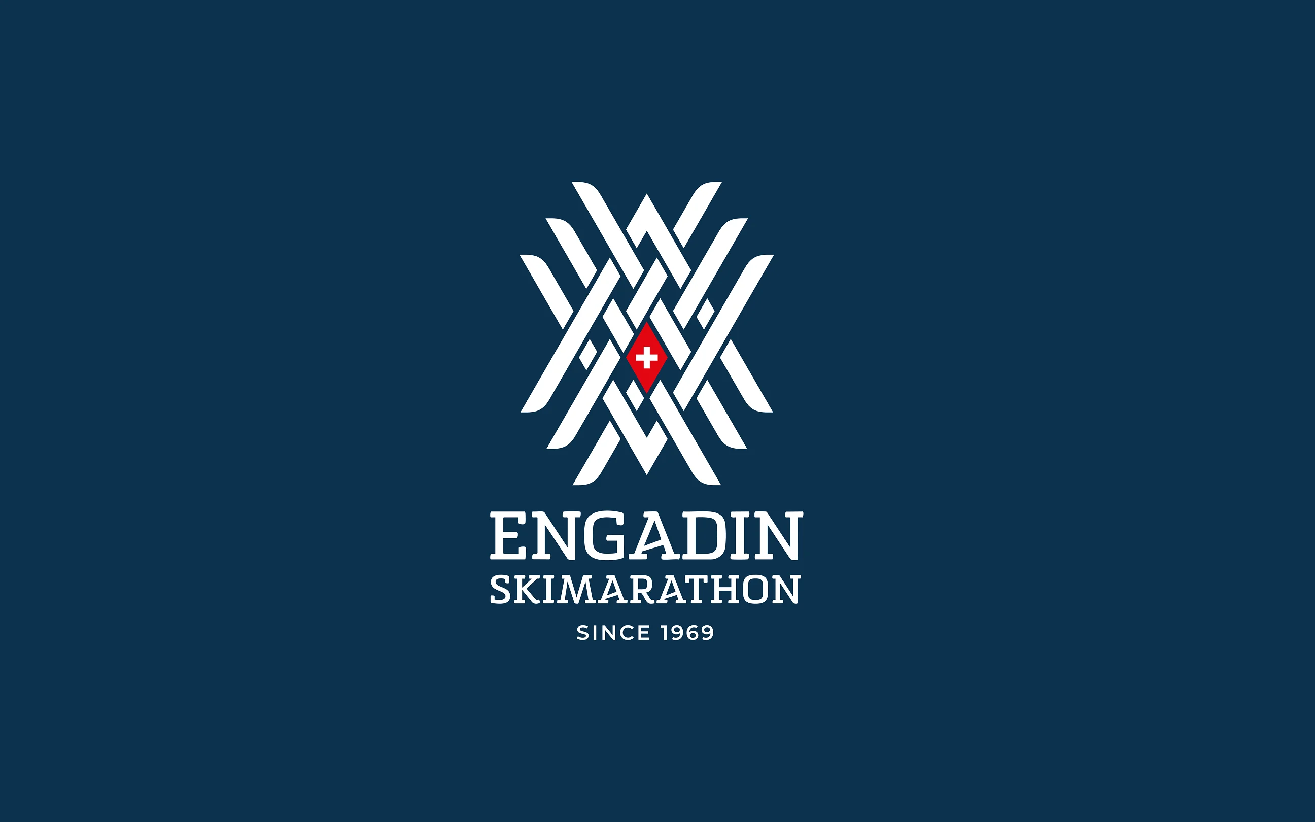 Logo Engadin Skimarathon weiß auf dunkelblauer Fläche
