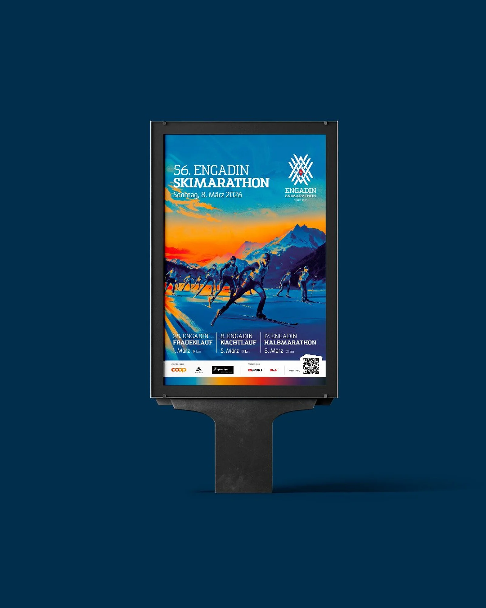 Plakat des 56. Engadin Skimarathons im Plakatständer auf dunkelblauer Fläche