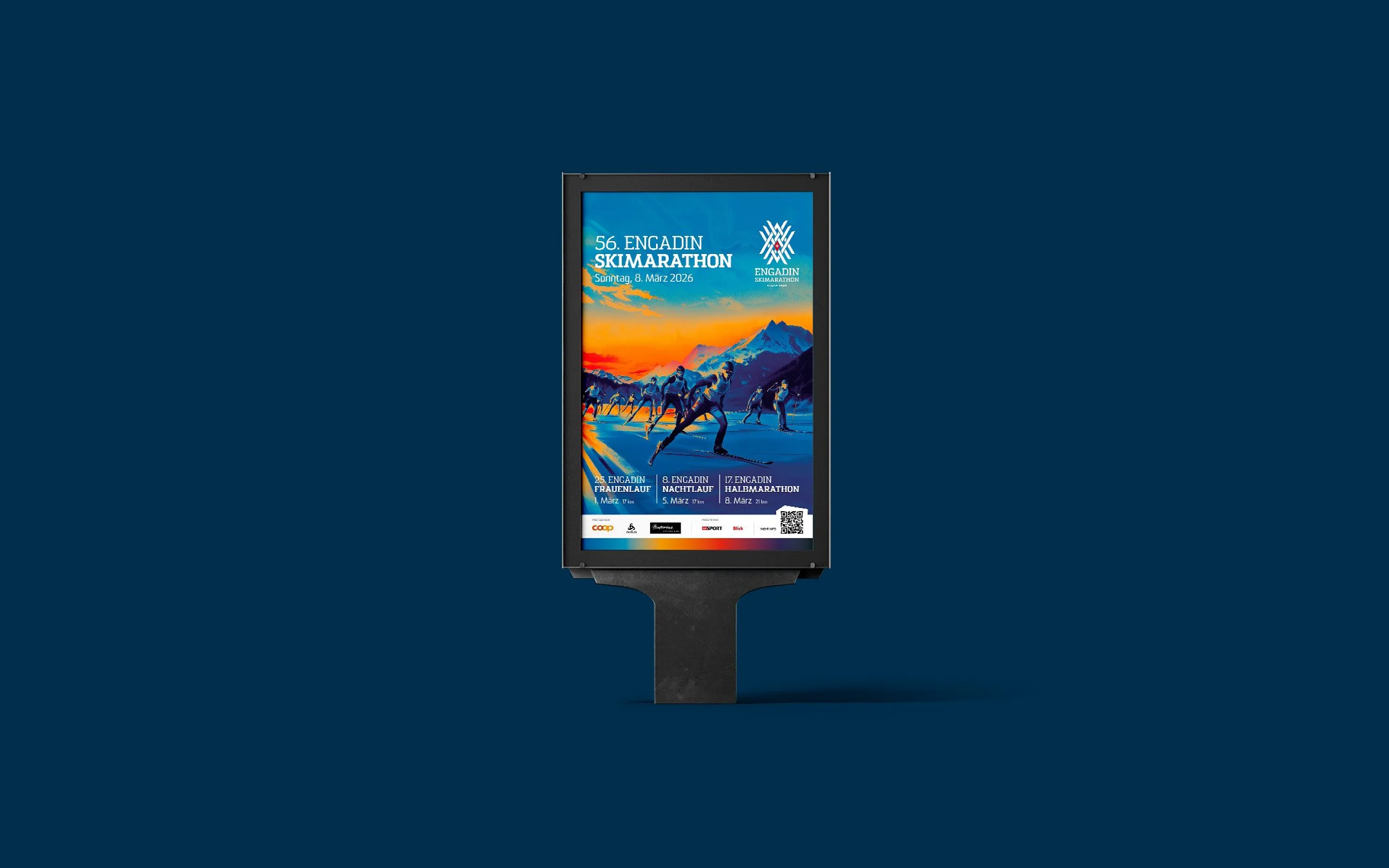 Plakat des 56. Engadin Skimarathons im Plakatständer auf dunkelblauer Fläche