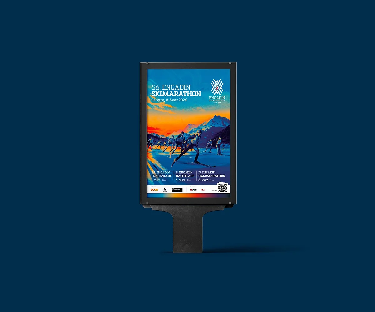Plakat des 56. Engadin Skimarathons im Plakatständer auf dunkelblauer Fläche