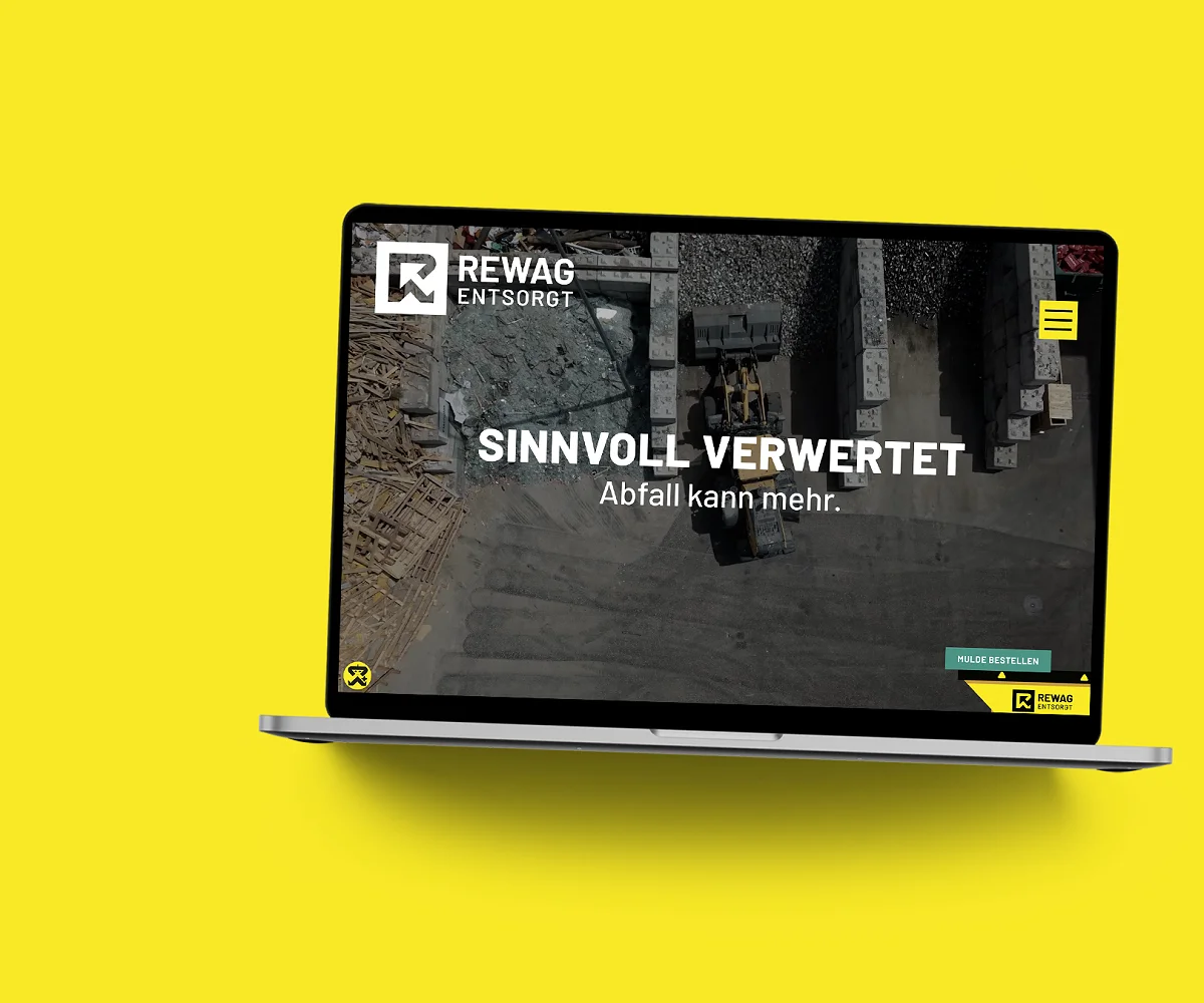 Die REWAG-Website im MacBook auf gelber Fläche: Startseite mit dem Claim «Sinnvoll verwertet – Abfall kann mehr»