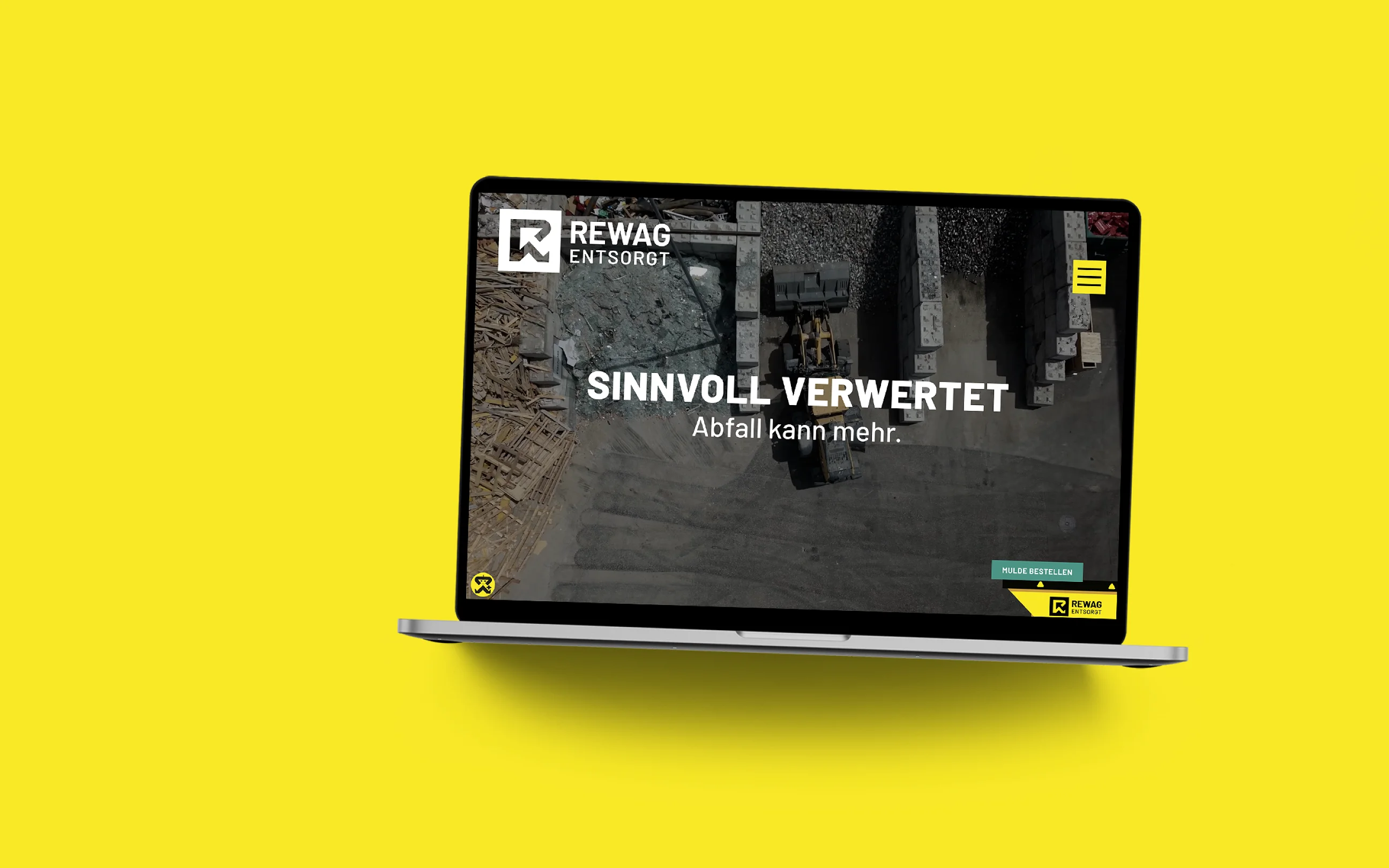 Die REWAG-Website im MacBook auf gelber Fläche: Startseite mit dem Claim «Sinnvoll verwertet – Abfall kann mehr»