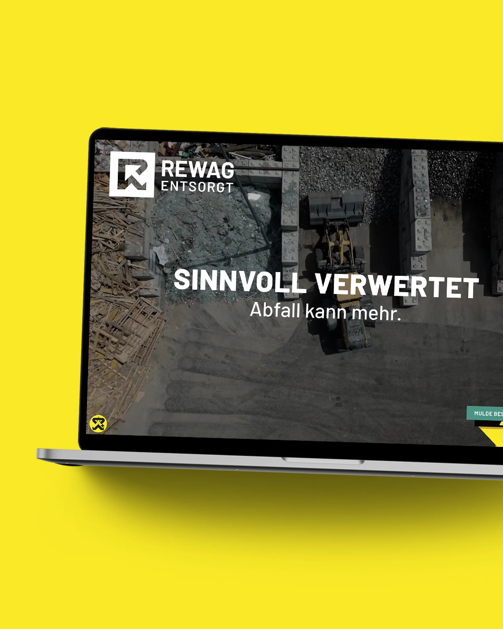 Die REWAG-Website im MacBook auf gelber Fläche: Startseite mit dem Claim «Sinnvoll verwertet – Abfall kann mehr»