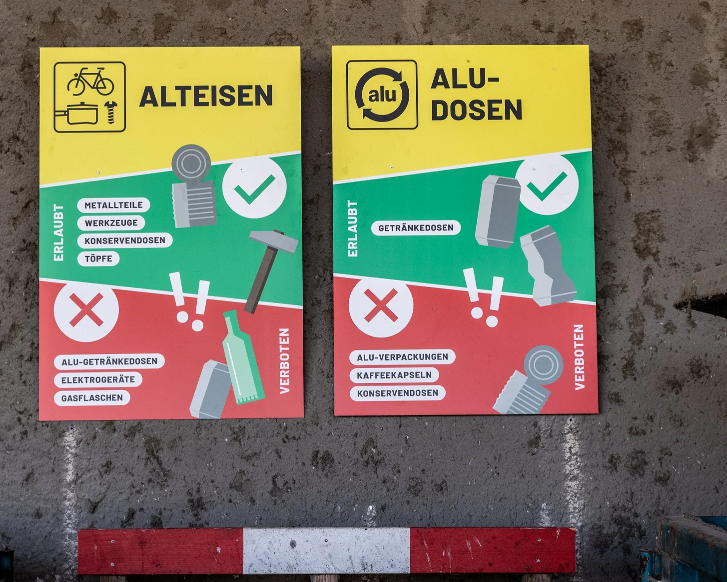 Zwei Tafeln an der Betonwand: «Alteisen» und «Alu-Dosen», je mit grüner Erlaubt- und roter Verboten-Liste