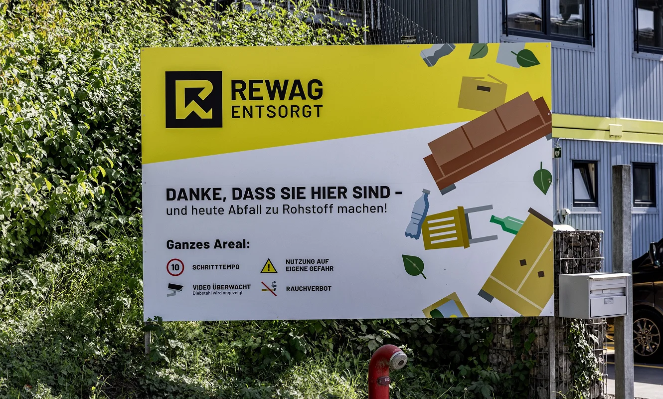 Arealtafel am Eingang: «Danke, dass Sie hier sind – und heute Abfall zu Rohstoff machen» mit den Regeln fürs Areal